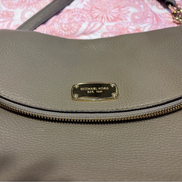 Michael Kors Brown Leather Shoulder Bag with Gold Accentsvery good condition - Picture 5 of 11